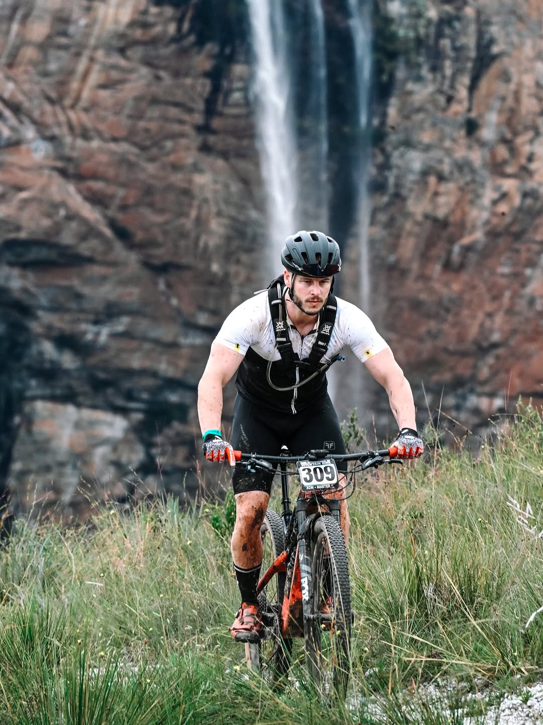 Felipe pedalando em uma trilha de mountain bike